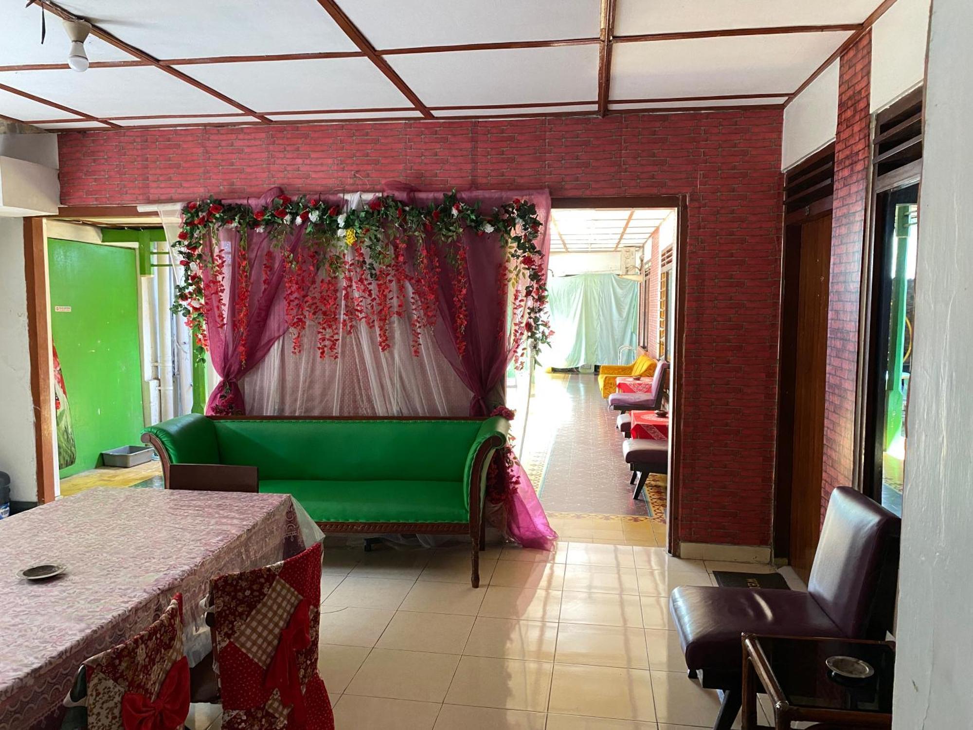 Parikesit Guest House Yogyakarta Exterior photo